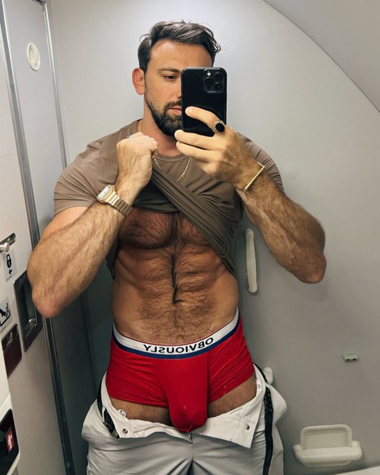 Bc nothing else to do on this flight https://t.co/KVViYa9Gi1