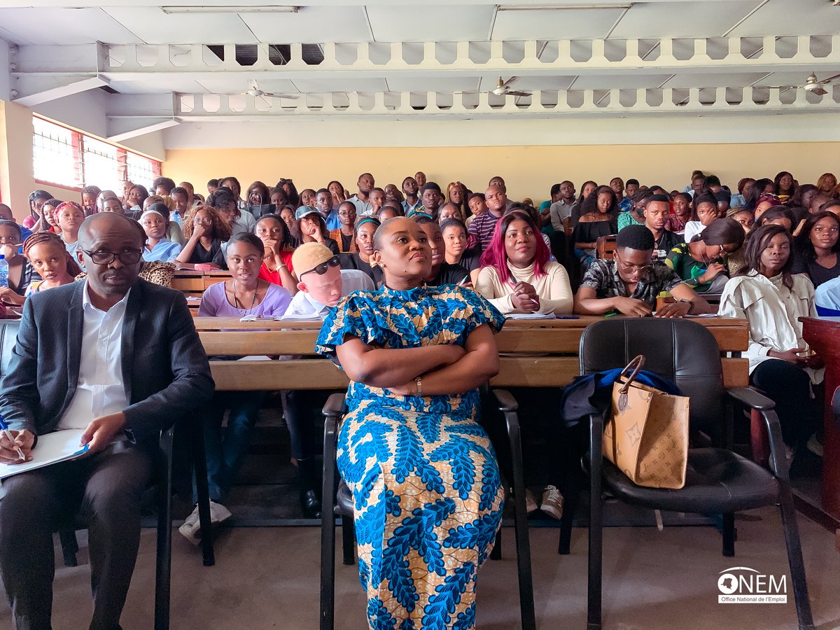 onem_cd's tweet photo. #EMPLOIRDC #ONEMRDC
Le Directeur Général de l'@onem_cd est intervenu ce vendredi 07 juillet devant les étudiants de la première Licence de la Faculté de Droit de l’Université Protestante du Congo «UPC», au cours de la session de clôture du cours de Droit du Travail, suite à l’invitation du chef de promotion, Cherubin GISAMO.

Lors de ces échanges, le Directeur Général de l’ONEM a partagé son parcours socio-professionnel avant de présenter le rôle et la mission de l’ONEM et de
répondre aux questions des étudiants.

Dans une série de questions-réponses qui tournaient autour de la problématique 
du chômage en milieu des jeunes Madame @EbambiKatalayi a
appelé ces futurs juristes à construire leur expérience par diverses formations avant de se lancer sur le marché de l’emploi.

Devant la question soulevée liée aux expériences professionnelles demandées par les entreprises, le DG de l’ONEM a rappelé son plaidoyer en faveur du «Régime de quota». 

"Régime de Quota» prévoit des mesures incitatives pour encourager les 
entreprises à réserver un quota aux nouveaux diplômés sans expérience professionnelle, et reste un dispositif efficace qui peut régler ce déséquilibre 
favorisant ainsi l’accès des jeunes diplômés en quête d’une première expérience professionnelle sur le marché du Travail.» A –t-elle précisé.

Signalons que, l’ONEM à travers son Programme Emploi Diplômé«PED» a 
proposé un contrat de première expérience aux nouveaux diplômés qui permettait aux bénéficiaires d’acquérir une formation pratique dans un métier de l’entreprise.

Sous les acclamations effrénées de l’assistance s’est clôturé l’échange entre le DG de l’ONEM et les étudiants de L1 Droit de l’Université Protestante du Congo.
@presidence @PrimatureRDC @DuEmploi @OITinfo @wapesorg @FECRDC @EbambiKatalayi