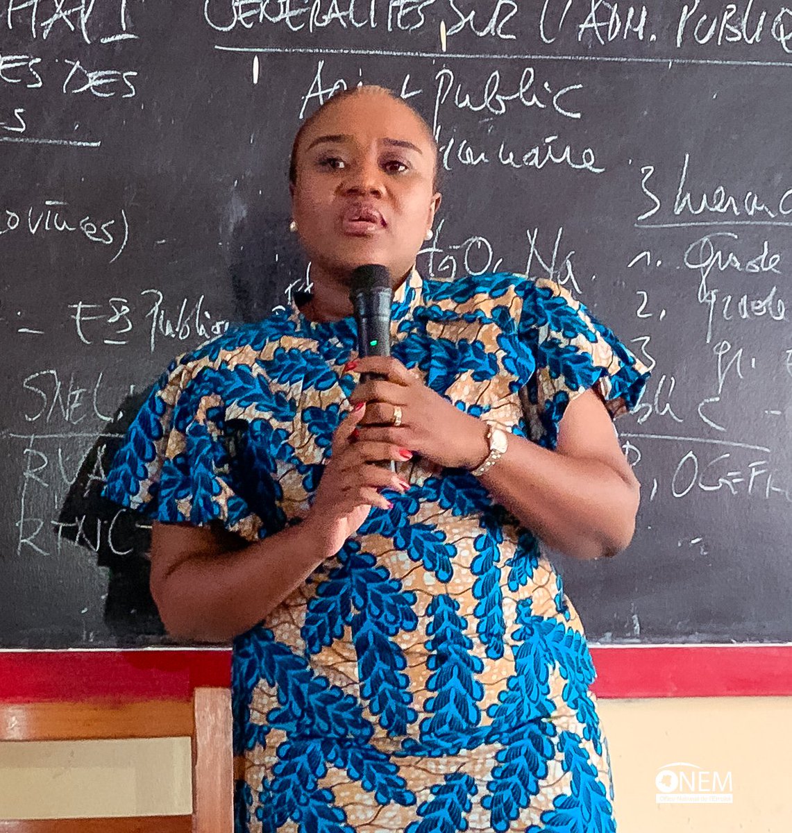 onem_cd's tweet photo. #EMPLOIRDC #ONEMRDC
Le Directeur Général de l'@onem_cd est intervenu ce vendredi 07 juillet devant les étudiants de la première Licence de la Faculté de Droit de l’Université Protestante du Congo «UPC», au cours de la session de clôture du cours de Droit du Travail, suite à l’invitation du chef de promotion, Cherubin GISAMO.

Lors de ces échanges, le Directeur Général de l’ONEM a partagé son parcours socio-professionnel avant de présenter le rôle et la mission de l’ONEM et de
répondre aux questions des étudiants.

Dans une série de questions-réponses qui tournaient autour de la problématique 
du chômage en milieu des jeunes Madame @EbambiKatalayi a
appelé ces futurs juristes à construire leur expérience par diverses formations avant de se lancer sur le marché de l’emploi.

Devant la question soulevée liée aux expériences professionnelles demandées par les entreprises, le DG de l’ONEM a rappelé son plaidoyer en faveur du «Régime de quota». 

"Régime de Quota» prévoit des mesures incitatives pour encourager les 
entreprises à réserver un quota aux nouveaux diplômés sans expérience professionnelle, et reste un dispositif efficace qui peut régler ce déséquilibre 
favorisant ainsi l’accès des jeunes diplômés en quête d’une première expérience professionnelle sur le marché du Travail.» A –t-elle précisé.

Signalons que, l’ONEM à travers son Programme Emploi Diplômé«PED» a 
proposé un contrat de première expérience aux nouveaux diplômés qui permettait aux bénéficiaires d’acquérir une formation pratique dans un métier de l’entreprise.

Sous les acclamations effrénées de l’assistance s’est clôturé l’échange entre le DG de l’ONEM et les étudiants de L1 Droit de l’Université Protestante du Congo.
@presidence @PrimatureRDC @DuEmploi @OITinfo @wapesorg @FECRDC @EbambiKatalayi