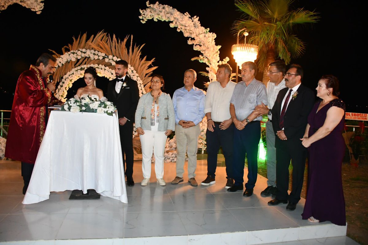 Çukurova Belediye Meclis Üyemiz  Cahit Benli’nin kızı Özden ile Eren’in düğün törenlerinde Çukurova Belediye Başkanımız Soner Çetin’in kıydığı nikahlarına şahitlik ettik. Genç çiftlere ömür boyu mutluluklar diler, aileleri tebrik ederim.
Ahmet Dardağan 
CHP Seyhan İlçe Başkanı