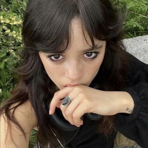 FEARZRSPG's tweet photo. 𝒩𝗈𝗆𝖾: tara carpenter (@iS2stab) 

𝒾dαde do personαgem: 18

𝒮exuαlıdαde: bissexual 

𝒫ronomes: ela/dela

𝒮hαpe: jenna ortega https://t.co/okQFy4Iuvh