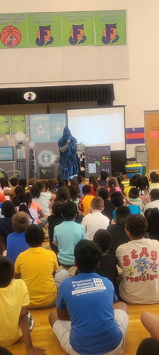 Thank you, Captain Current from Kentucky Science Center, for an amazing experience at Farmer's Backpack League. #JCPSbackpackleague <a href="/StiversMindy/">Mindy Stivers</a>