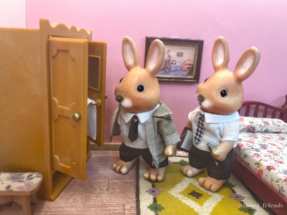 - it seems like a straightforward case. he’s had a shower and in his haste to get dressed, slipped naked whilst putting on a tie, getting it snagged on the rail.  and all this whilst enjoying a juicy orange. 
- yes sir… what misfortune…