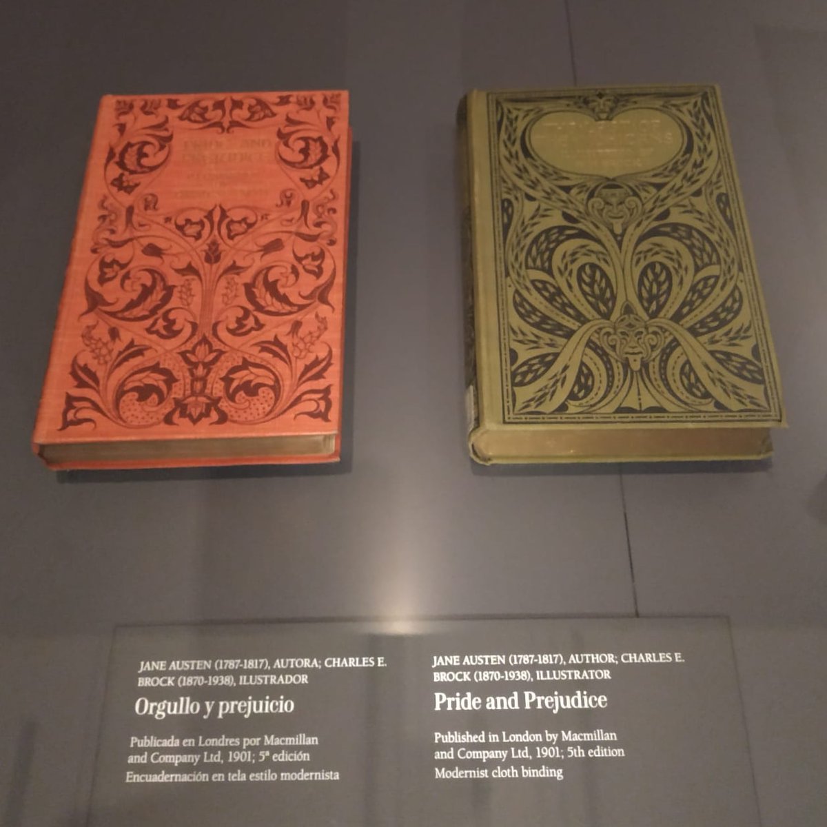 sitiojaneausten's tweet photo. Lady Ayden de @Anacronicos acaba de venir de ver la #exposicion #ColeccionesReales en @patrimnacional y nos envía una foto de dos ejemplares de #OrgulloYPrejuicio #eningles de 1901.
Muchas gracias ❤️
#denuestrosaustenitas #janeites #prideandprejudice
https://t.co/RVSpF678th https://t.co/sK1kcWnWkK