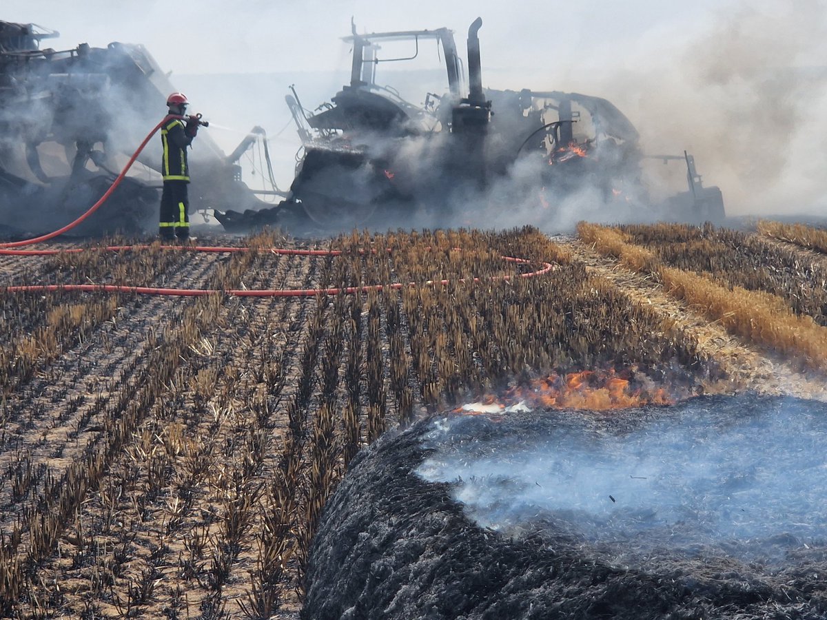 ginolachat's tweet photo. #EarthOnFire le @sdis80 déjà rudement mis à contribution ce 7/07/23 avec plusieurs feux de champs et des engins agricoles détruits. https://t.co/hciueuM6Ks