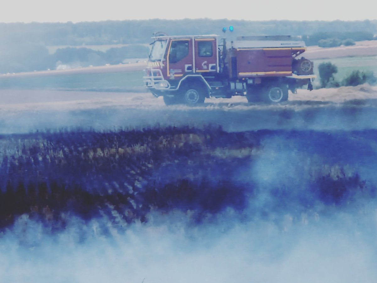 ginolachat's tweet photo. #EarthOnFire le @sdis80 déjà rudement mis à contribution ce 7/07/23 avec plusieurs feux de champs et des engins agricoles détruits. https://t.co/hciueuM6Ks