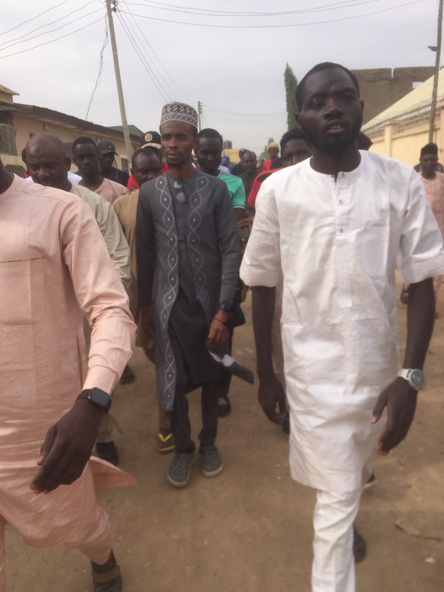 abdullahiyaro15's tweet photo. *LESSONS FROM HON BELLO EL-RUFAI  AND HIS MENTEES* 

BUILD THE PEOPLE AROUND YOU FOR YOUR TOMORROW

1. Nothing Makes Life Sweeter Than Making People Happy

2. The People You Help Today Become Your Soldiers In The Battle Of Life Tomorrow.

@B_ELRUFAI https://t.co/Zv9HbfFcRK