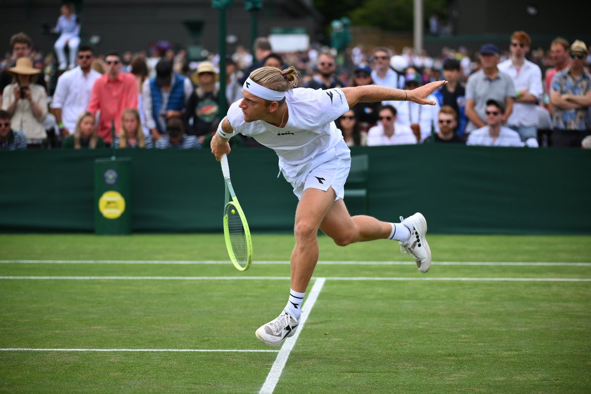 alexdavidovich1's tweet photo. Good energy here in London! R3 tomorrow @wimbledon, let’s go 🌱🇬🇧 https://t.co/27GdNIfHcR