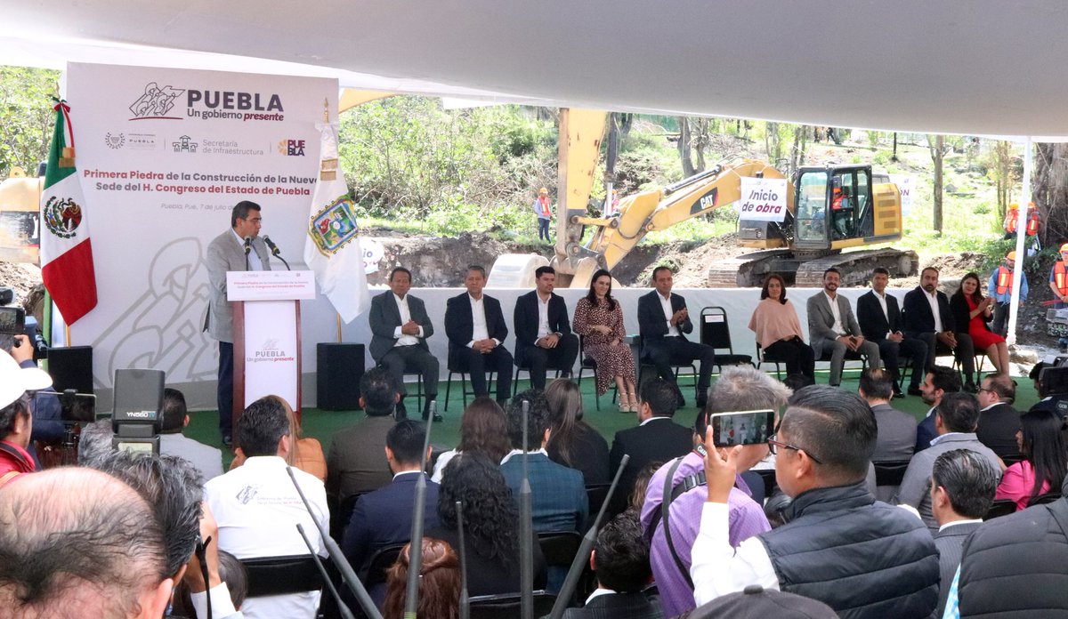 CNavarroCorro's tweet photo. Colocamos la primera piedra de la nueva sede del @CongresoPue, que será un símbolo de democracia y progreso, en presencia del gobernador @SergioSalomonC, la magistrada presidenta de #TSJP, @MaGaPo17 y el titular del legislativo @LaloCastilloL. (1/3) https://t.co/z3Uaq2bhSy