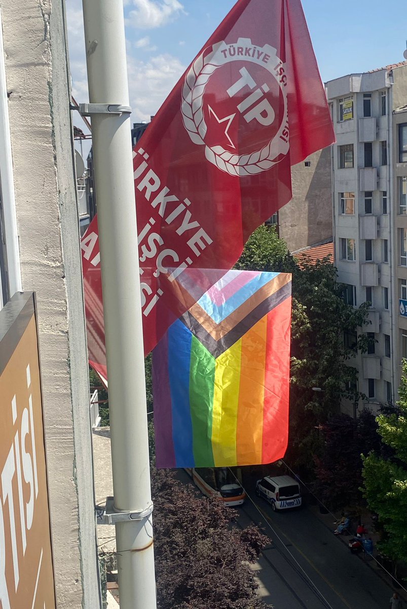 Parti binamızda asılı olan LGBTİ+ bayrağı halkın göreceği şekilde asılamaz denerek polis tarafından indirilmek istendi. 

LGBTİ+'ların eşit yurttaşlık mücadelesinin yanındayız.

Dayanışmamız engellenemez!