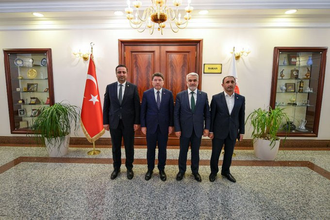 Dogruhaber's tweet photo. 📌 HÜDA PAR Genel Başkanı Zekeriya Yapıcıoğlu, Genel Sekreter ve Gaziantep milletvekili Şehzade Demir,  Parti Sözcüsü ve Batman milletvekili Serkan Ramanlı, Adalet Bakanı Yılmaz Tunç'a hayırlı olsun ziyaretinde bulundu. https://t.co/xBCKdIcibr
