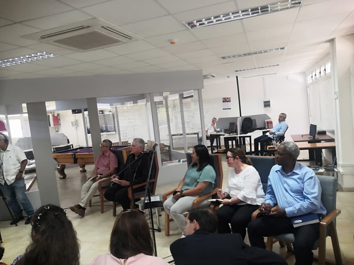 PCTHabana_3CE's tweet photo. Miguel Díaz-Canel, Primer Secretario del Comité Central del Partido Comunista de Cuba y Presidente de la República de Cuba visitó en la tarde de #Hoy el @PCTHabana_3CE el cual sirvió como sede de un conversatorio con jóvenes del sector de la informática y las comunicaciones. https://t.co/njovPYlkxx