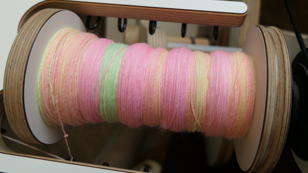 LizLovick's tweet photo. Still working on this braid. The colours change endlessly.
#spinning #wool #silk #tourdefleece #TdF #amspinning #Blissspinningwheel #spinningfibre #spinningwool #spinnersofinstagram #lovick #northernlace #northernlacepress #ravelry https://t.co/LrS7ydzUlT