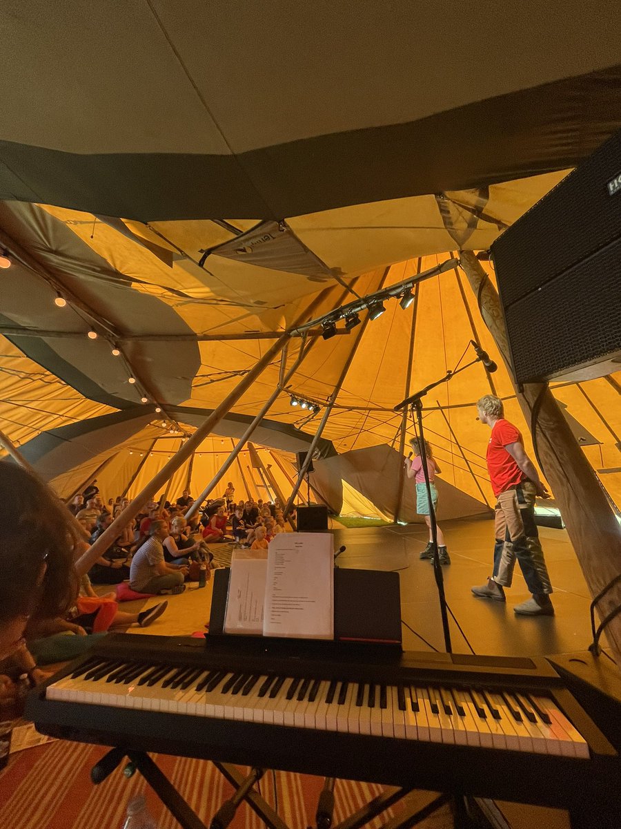 ❤️💛just a lovely time celebrating weeks of work with young people from Flintshire at <a href="/ClwydTweets/">Theatr Clwyd</a> on the creative schools festival // amser hyfryd yn gweithio efo pobl ifanc sir fflint ar y prosiect gŵyl creadigol ysgolion 💜🧡