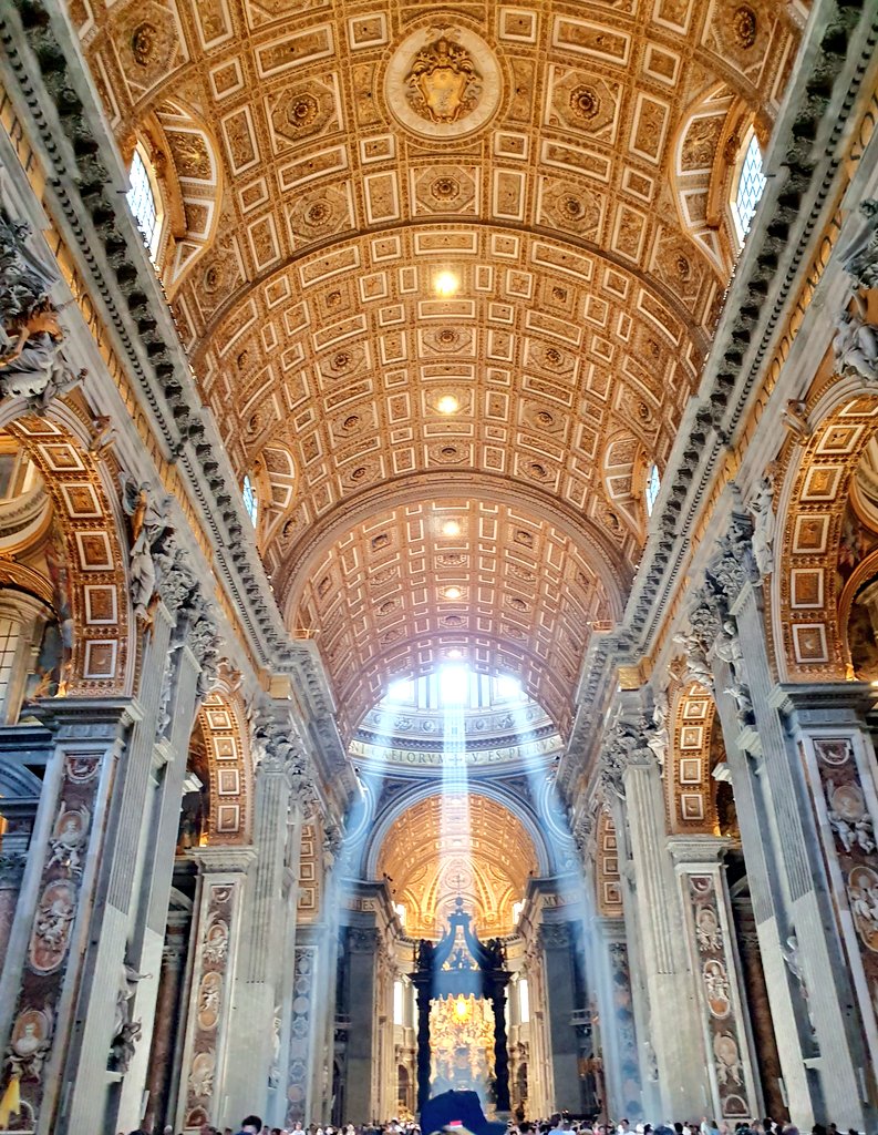 Ellewardo's tweet photo. I took this photo in St. Peter's Basilica, the Vatican. I might never take a more perfect photo. https://t.co/Yp2PYhhTL0