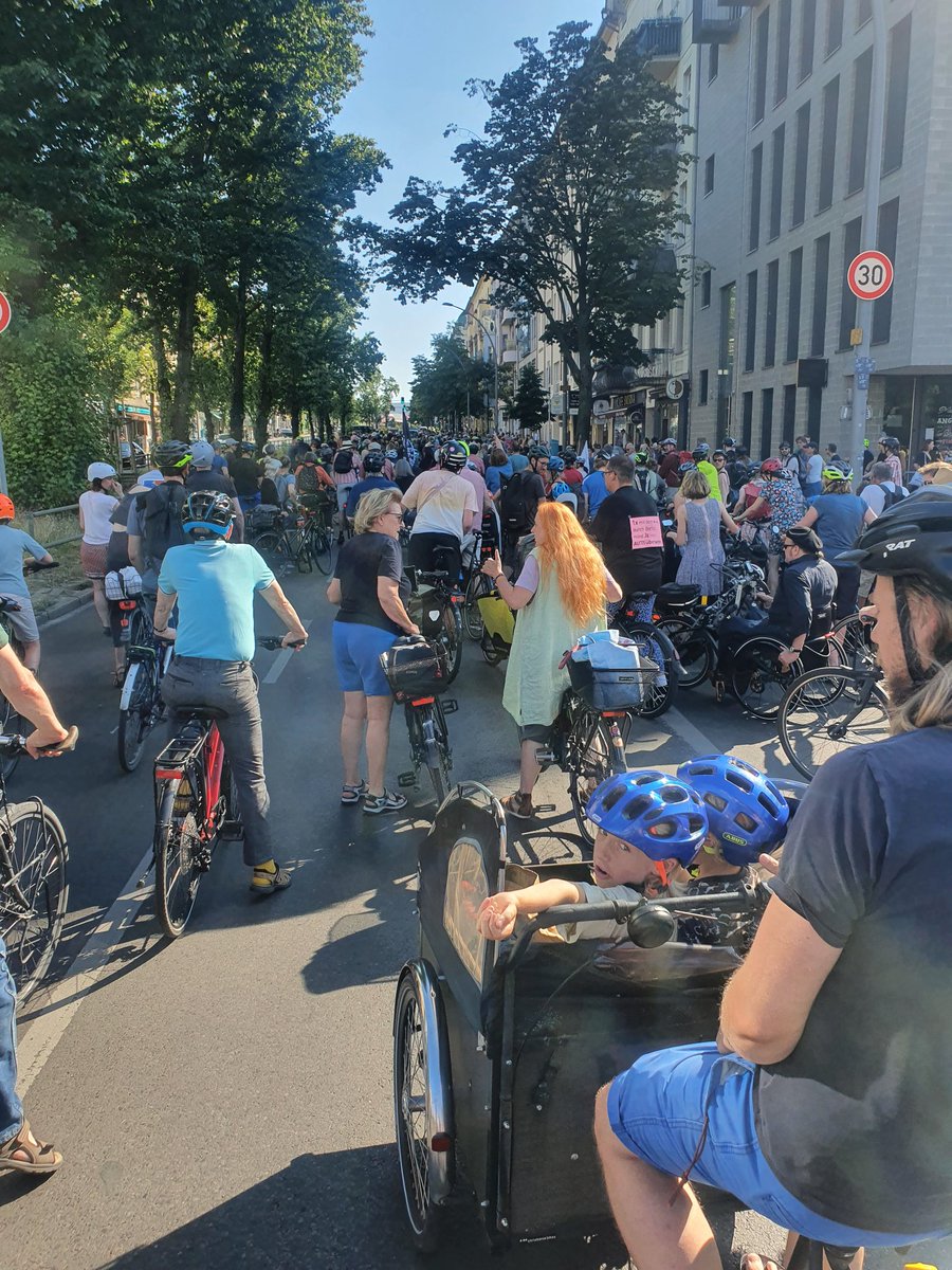 #Radwegestopp auf der Hauptstraße in Schöneberg? #nichtmituns! Hunderte haben heute wieder ein starkes Zeichen für sichere Radwege gesetzt. Gemeinsam und friedlich, damit alle schöner unterwegs sind.
🚲 💚🚲