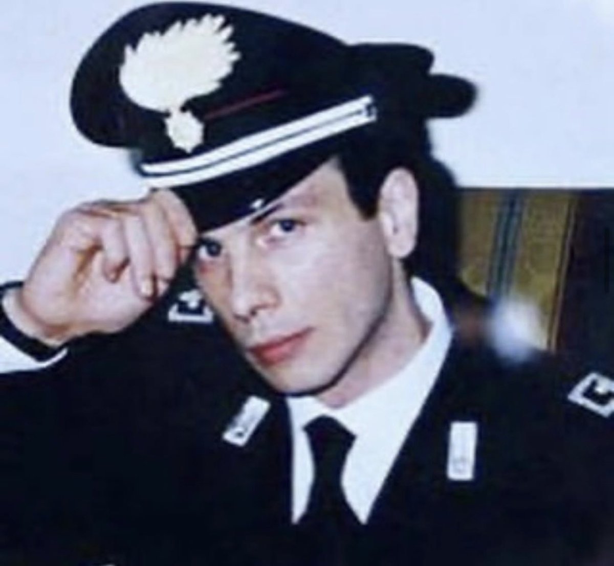 paoloborrometi's tweet photo. “Donai i suoi organi perché lui avrebbe voluto così”
 
Era solo un ragazzo. Quattro proiettili lo raggiunsero all’occhio destro e alla spalla, lasciandolo agonizzante a terra. Morì a 31 anni poche ore dopo, il 7 luglio del 1996, 27 anni fa. 
Lui è Sebastiano D’Immè. Giovane, troppo giovane e sposato da pochi mesi con Laura. Catanese, maresciallo dei Carabinieri, soprannominato “Ombra” dai suoi colleghi.
La “colpa” (lo dico fra virgolette e con tanta rabbia) di Sebastiano D’Immè fu quella di aver fermato una macchina rubata. Si avvicinò all’auto rubata ma non ebbe il tempo neanche di pensare, una pioggia di proiettili lo finirono.
Fu feroce il suo assassinio ad opera di un rapinatore incallito e spietato: Luigi Bellitto.
La moglie Laura decise di donare i suoi organi per far vivere altre persone. “Lui sarebbe stato felice” disse.
“Era altruista”, racconta la moglie. “Preferiva star male lui che far star male”. Sul sito dei Carabinieri, una sua frase “Lascia stare...la vita è così breve che si incaricherà lei di spararci”.
Non fu la vita, ma un manipolo di delinquenti. Non si può capire, ma almeno si può ricordare.