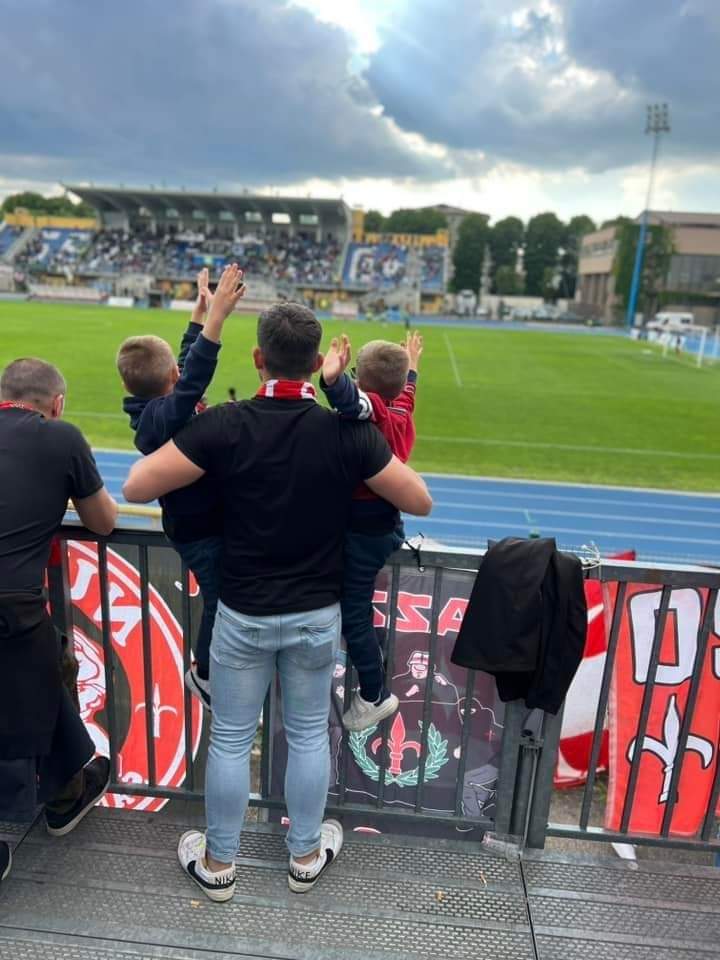 101ULTRAS's tweet image. Teach your kids the true values