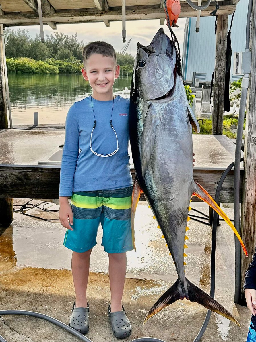 Congrats to Trey on catching his first big catch off of Spanish Wells a few days ago.- 93 pound #yellowfintuna #bahamas #fishing 🙌🙌🇧🇸
📷 Candice Masi