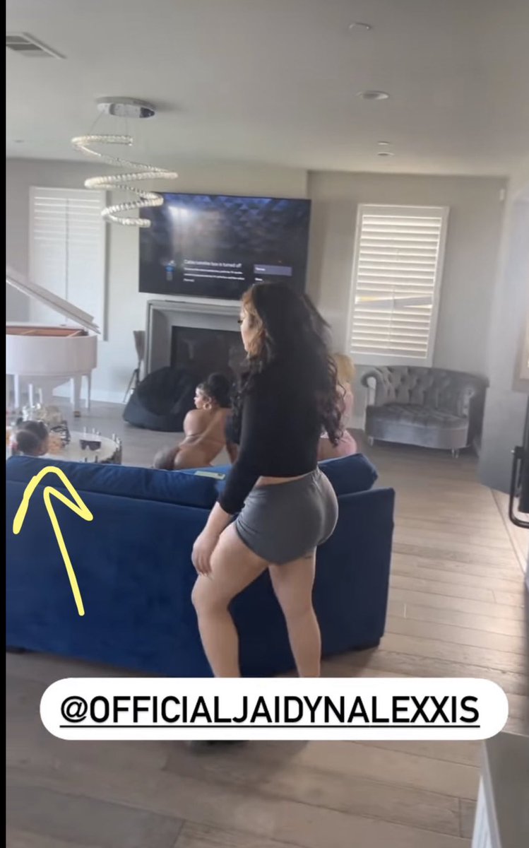 Realteatime1's tweet photo. @flwrchldtweets Oop, #Blueface tell his son “there’s 🍑 cheeks out here, and you in here looking for chips.” Than proceeds to ask “are you gay? You ain’t gay is you?” Than high fives his son after he says no. Meanwhile, children are in the living room watching. 👀 What do y’all think?🤔 https://t.co/5peqF66I4k