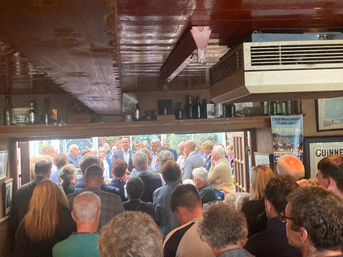 ACourtmacsherry's tweet photo. Great to have current Taoiseach @LeoVaradkar here in Courtmacsherry meeting &amp; greeting locals &amp; tourists alike 
Full house &amp; everyone looking forward to future  #LotsMoreToDo
#ruralIreland #traditionalPub @voteTimLombard @osully1967 @DeirdreCluneMEP https://t.co/GYrKfXP66o