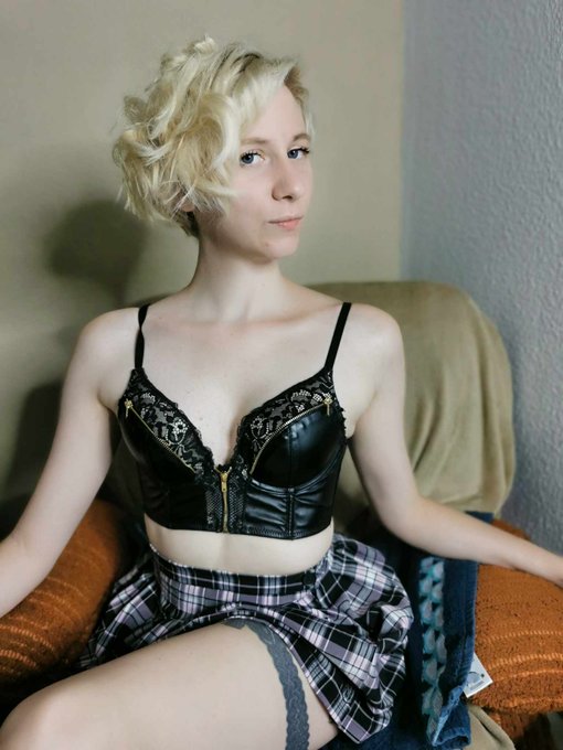 J'ai sorti la roulette pour vous ce soir, vous voulez jouer avec moi ? ;) https://t.co/9PxH0RefmP<a href="/tag/nsfw"class="tags"><span>#nsfw</span></a><a href="/tag/chaturbate"class="tags"><span>#chaturbate</span></a><a href="/tag/adventcalendar"class="tags"><span>#adventcalendar</span></a>