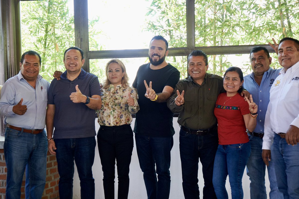 prdguerrero_'s tweet photo. Nos encontramos ya en el Corazón de la Montaña, junto a la dirección estatal del PRD. Agradecemos el recibimiento de nuestro amigo, @GilbertoSolanoA, Alcalde del municipio de Tlapa de Comonfort. 

Así comienza nuestra gira por La Montaña de Guerrero. 🧔🏻‍♂️✌🏻☀️ https://t.co/fC9G65T9bt