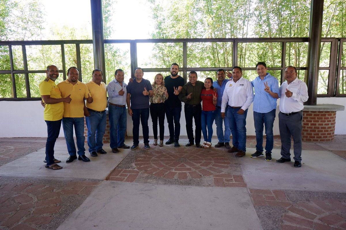 prdguerrero_'s tweet photo. Nos encontramos ya en el Corazón de la Montaña, junto a la dirección estatal del PRD. Agradecemos el recibimiento de nuestro amigo, @GilbertoSolanoA, Alcalde del municipio de Tlapa de Comonfort. 

Así comienza nuestra gira por La Montaña de Guerrero. 🧔🏻‍♂️✌🏻☀️ https://t.co/fC9G65T9bt