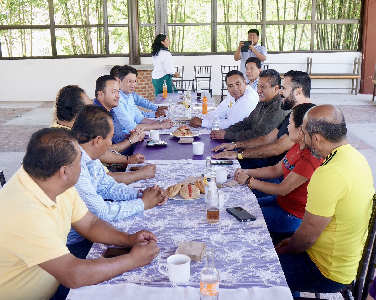 prdguerrero_'s tweet photo. Nos encontramos ya en el Corazón de la Montaña, junto a la dirección estatal del PRD. Agradecemos el recibimiento de nuestro amigo, @GilbertoSolanoA, Alcalde del municipio de Tlapa de Comonfort. 

Así comienza nuestra gira por La Montaña de Guerrero. 🧔🏻‍♂️✌🏻☀️ https://t.co/fC9G65T9bt