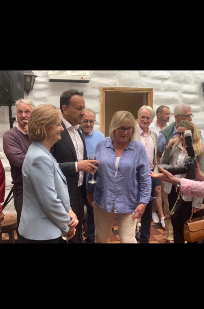 ACourtmacsherry's tweet photo. Great to have current Taoiseach @LeoVaradkar here in Courtmacsherry meeting &amp; greeting locals &amp; tourists alike 
Full house &amp; everyone looking forward to future  #LotsMoreToDo
#ruralIreland #traditionalPub @voteTimLombard @osully1967 @DeirdreCluneMEP https://t.co/GYrKfXP66o