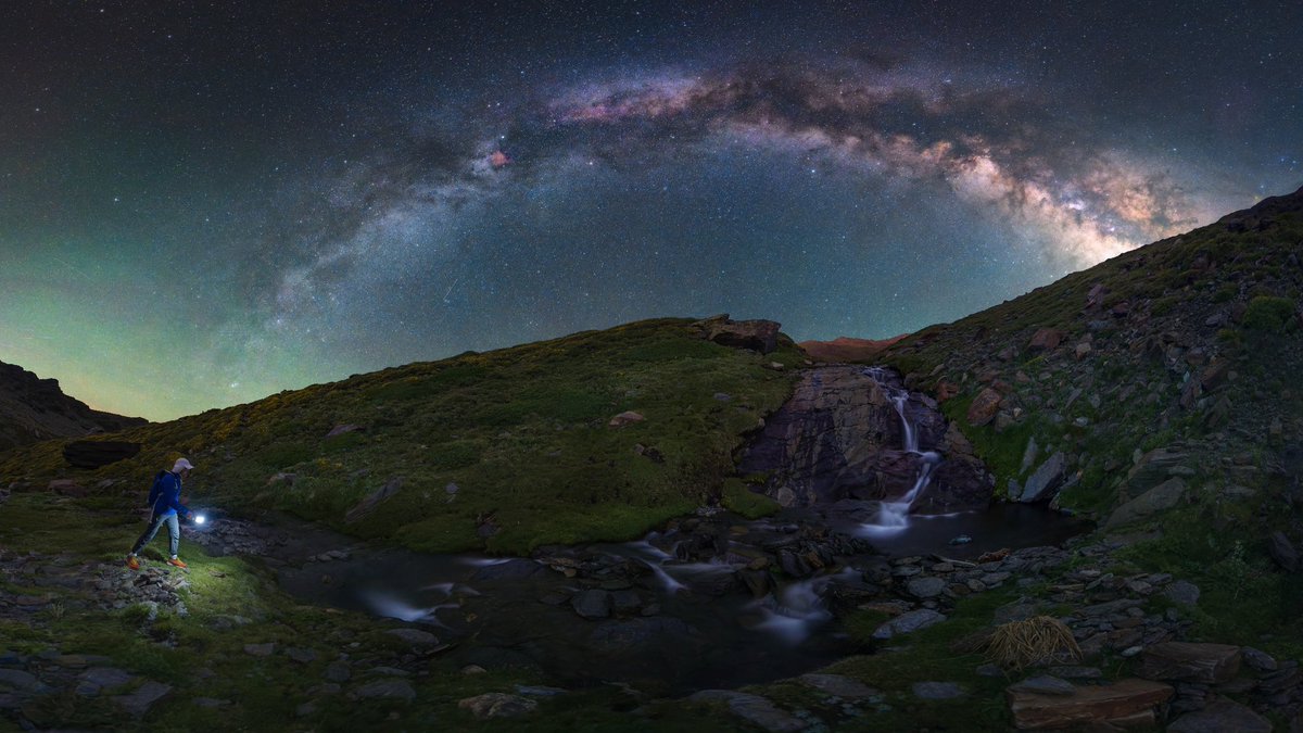 Javier36397488's tweet photo. Explorador cósmico, un paseo bajo la luz de la Vía Láctea https://t.co/1SKoxgwVRf