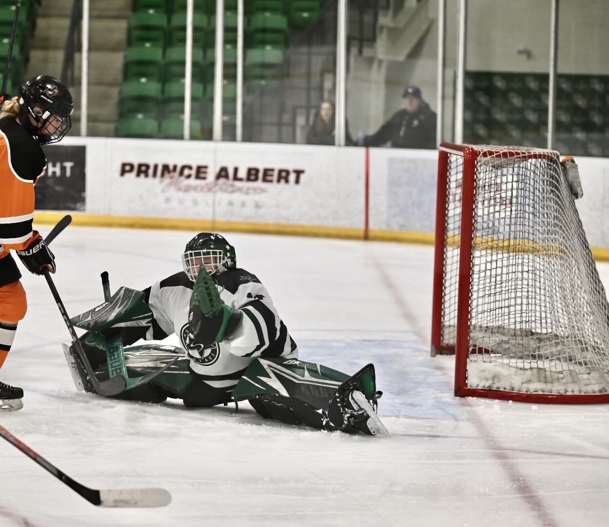 RDPQueensHockey's tweet photo. 🚨RECRUITMENT 🚨
Queens Hockey is excited to announce the latest addition to the Queens, Tora Ward! She hails from Saskatoon, SK playing for the Stars as a top tier goalie. We are proud to see you wear the Crown as you begin this chapter! Welcome to the family @tora_ward30 https://t.co/Tf5A7LE8Tv