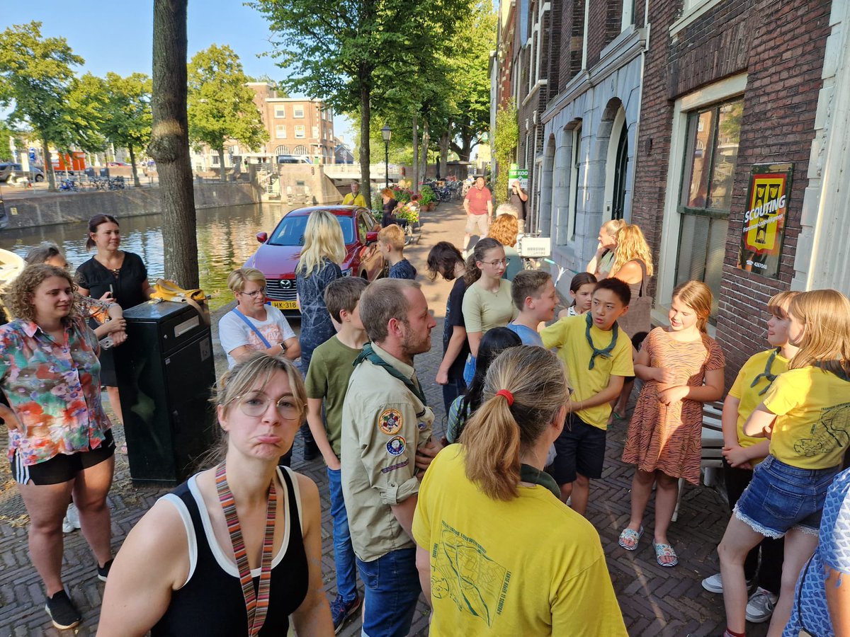 Morgen gaan we op kamp! Eerst nog even wat materiaal inladen 😉 en morgen vertrekt de bus. Veel plezier in Mook.