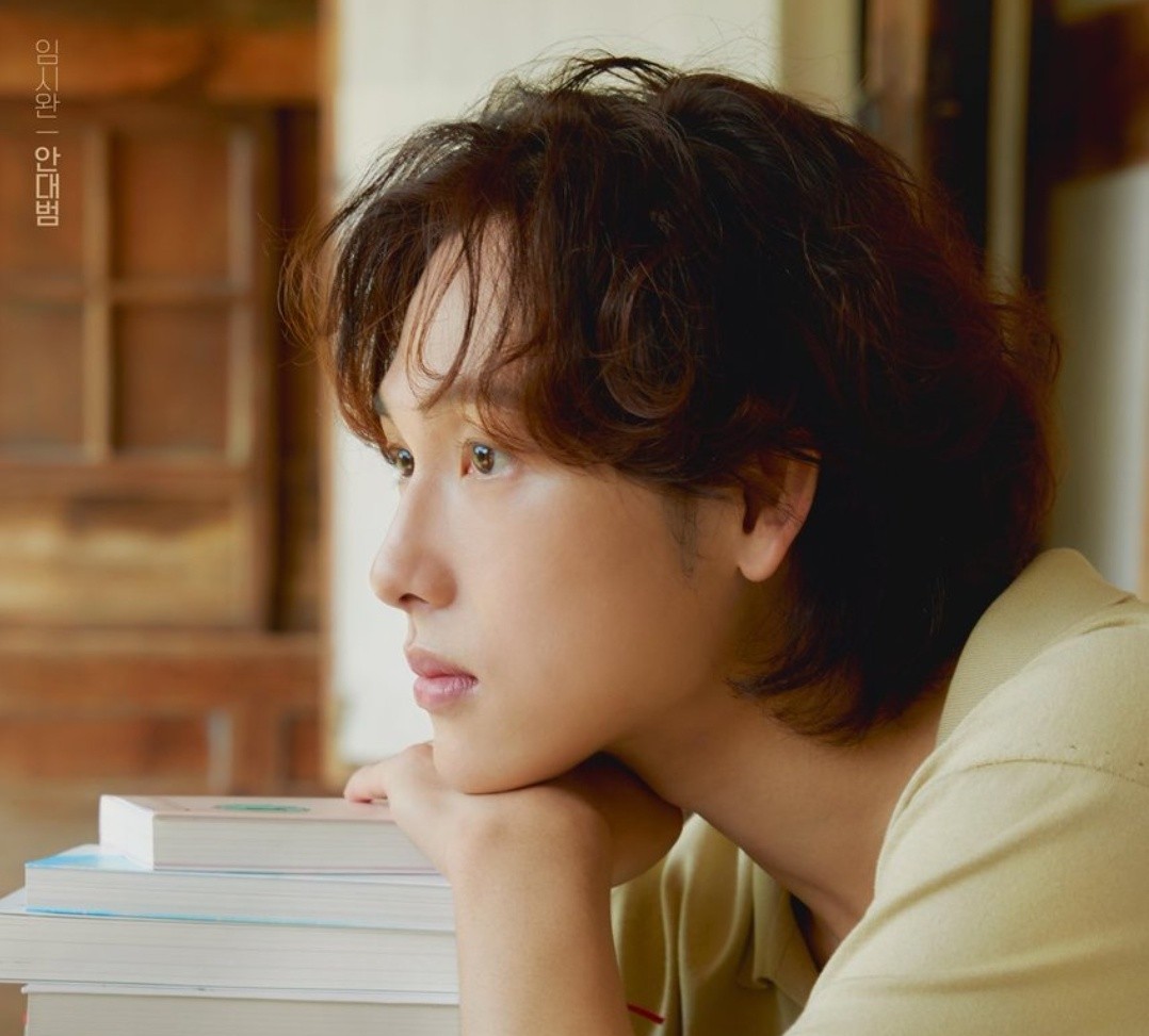 sunizup's tweet photo. We can see, much like #DaeBeom, #Siwan is: 1) super sweet to animals 2) loves to learn, so may be reading bks @ cooking, boxing, acting, music,.. (but sneaking Superman comics in, too), 3) loves apples, so he would definitely go for the compact apple car! kk ๐ฅฐ๐ https://t.co/Wg9KhYcmJB