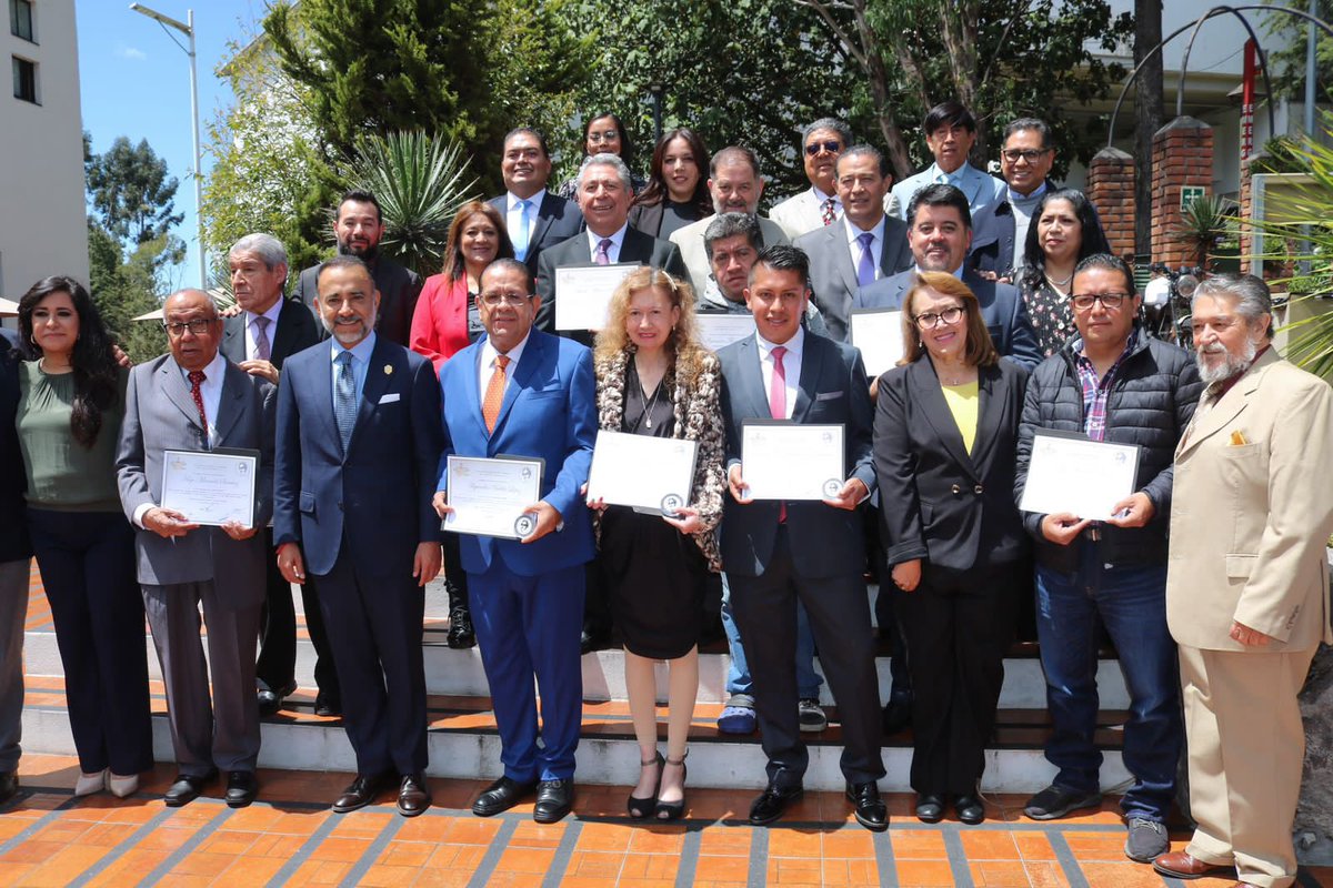 Lorena_Hebe's tweet photo. Desde la #CEMPIDH reconocemos los méritos de las y los periodistas mexiquenses, acompañamos su desarrollo y protegemos su derecho a ejercer la libertad de expresión.
Felicidades a quienes integran la #APVT y a la y los galardonados con la presea Manuel Buendía 2023. https://t.co/9EahrdBXPt