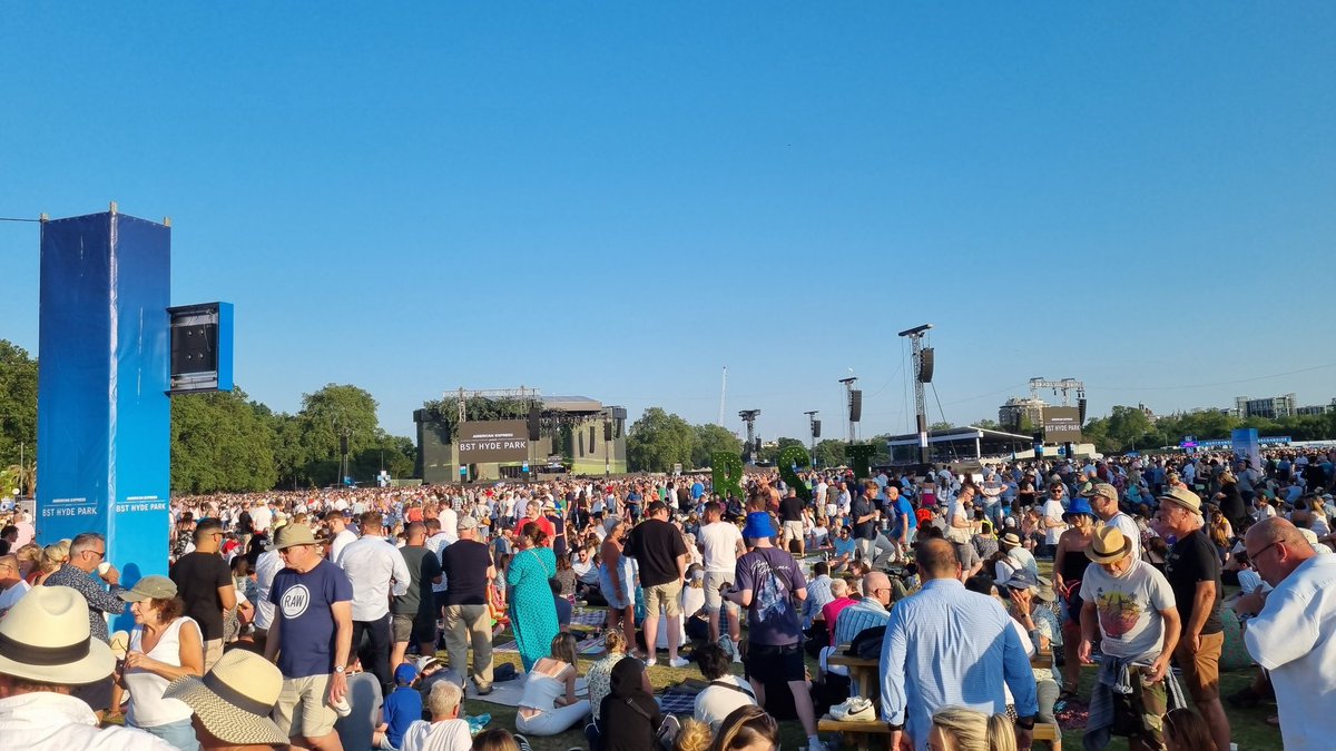 <a href="/JakeExec/">Jake</a> <a href="/Andreasdona72/">Andrea</a> <a href="/PaulCrisp_1/">Paul Crisp</a> Vodafone rocking at BST in Hyde park as well for Billy Joel
#vodafone #bst #bestnetwork