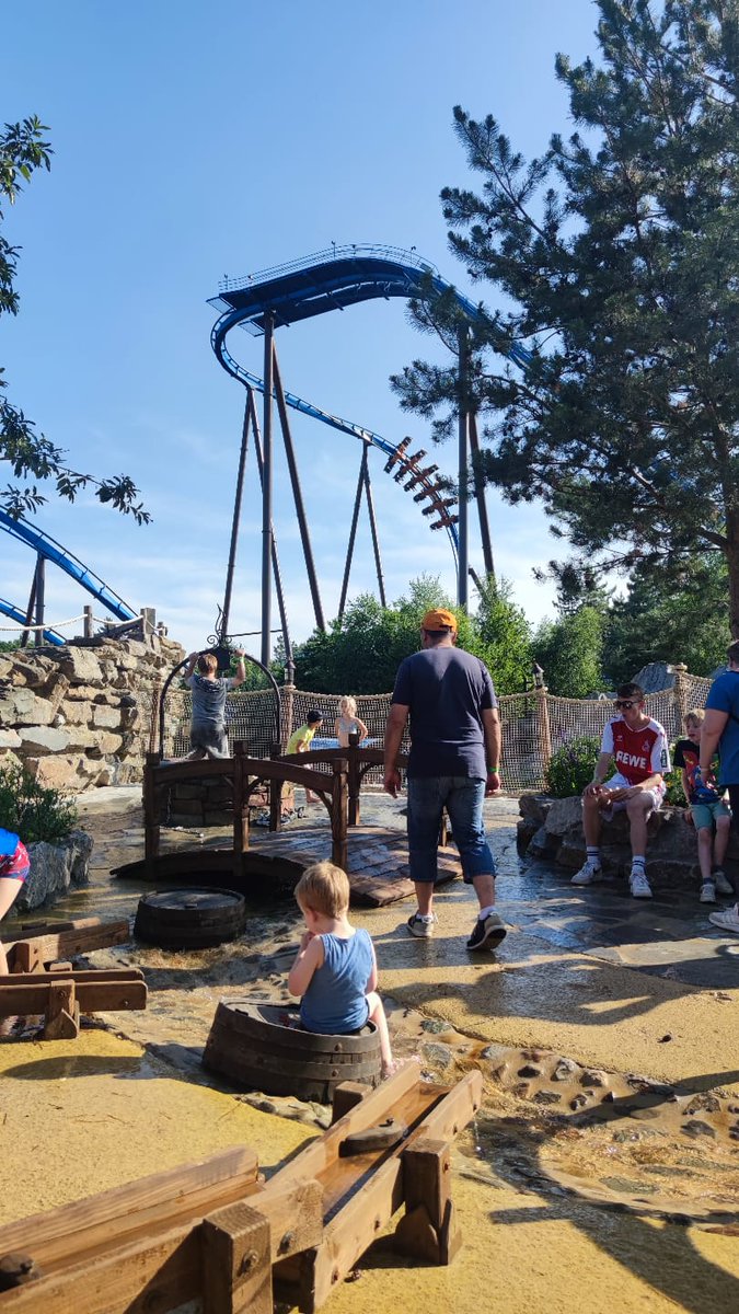 toverland's tweet photo. Een magische avond voor al onze Magic Members vol entertainment, verrassingen en alle attracties! 🥳 Ben je er ook bij? Deel je mooiste foto's met #Toverland! https://t.co/FVNNqcUOAt