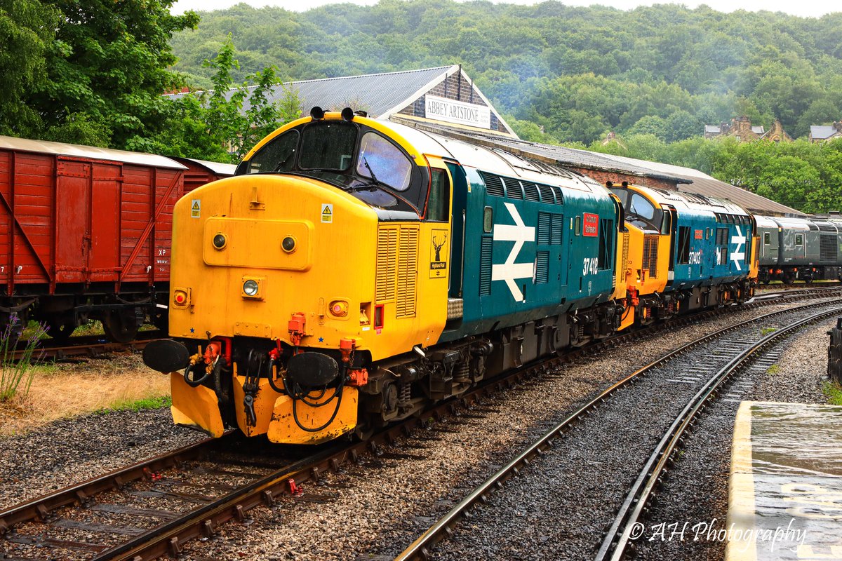 andrew_herny's tweet image. Another from the @WorthValley Diesel Gala as privately owned 37418 'An Comunn Gaidhealach' stands coupled to compatriot @SRPSDieselGroup 37403 'Isle of Mull' as the pair tick over in Keighley Station. @TheGrowlerGroup #KWVR #DieselGala #Class37 #Tractor #HeritageRail #BRLargeLogo