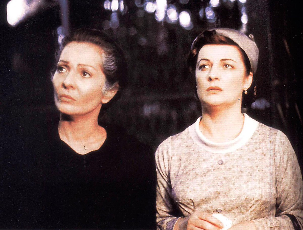 PantallaDeOro's tweet photo. Una de las imágenes más impactantes de la televisión venezolana. Juntas -por única vez- las dos grandes divas de la pantalla en “La Hora Menguada”, año 1984 ¿Las identifican? https://t.co/4SOeJ6NMXH