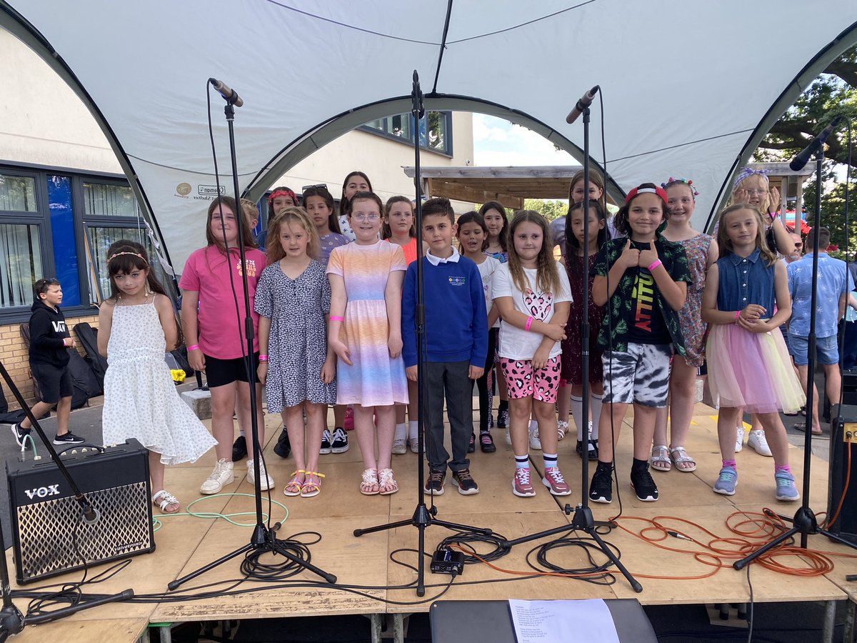 Well done to these absolute stars today! They basted out Mamma Mia, Lazy Afternoon, Bright New Shiny Day (a banger <a href="/MrsBradshawHLC/">Mrs Bradshaw</a>) and Mountains! Beautiful weather for it as well. Amazing time at Charltonbury! Extra well done to <a href="/MWilliamshlc/">Miss Williams HLC</a> who got them performance ready😎⭐️