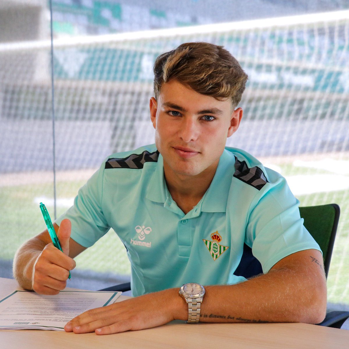 7Angelortiz's tweet photo. Muy feliz de poder anunciar mi renovación con el club que me ha visto crecer. Deseando poder devolver esa confianza en el campo.💚🤝🏽 
A por más! @rbetiscantera 
#2025 https://t.co/pP7wUPuYSf