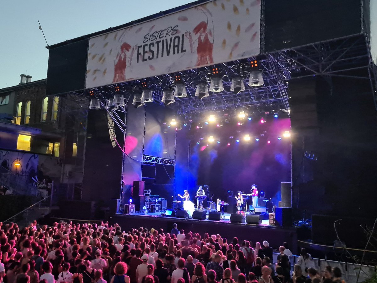 JuliaPuehringer's tweet photo. #Cocorosie beim #SistersFestival in der @arenawien, ach hach. Es ist so leiwand hier. https://t.co/F47AcJlRO2