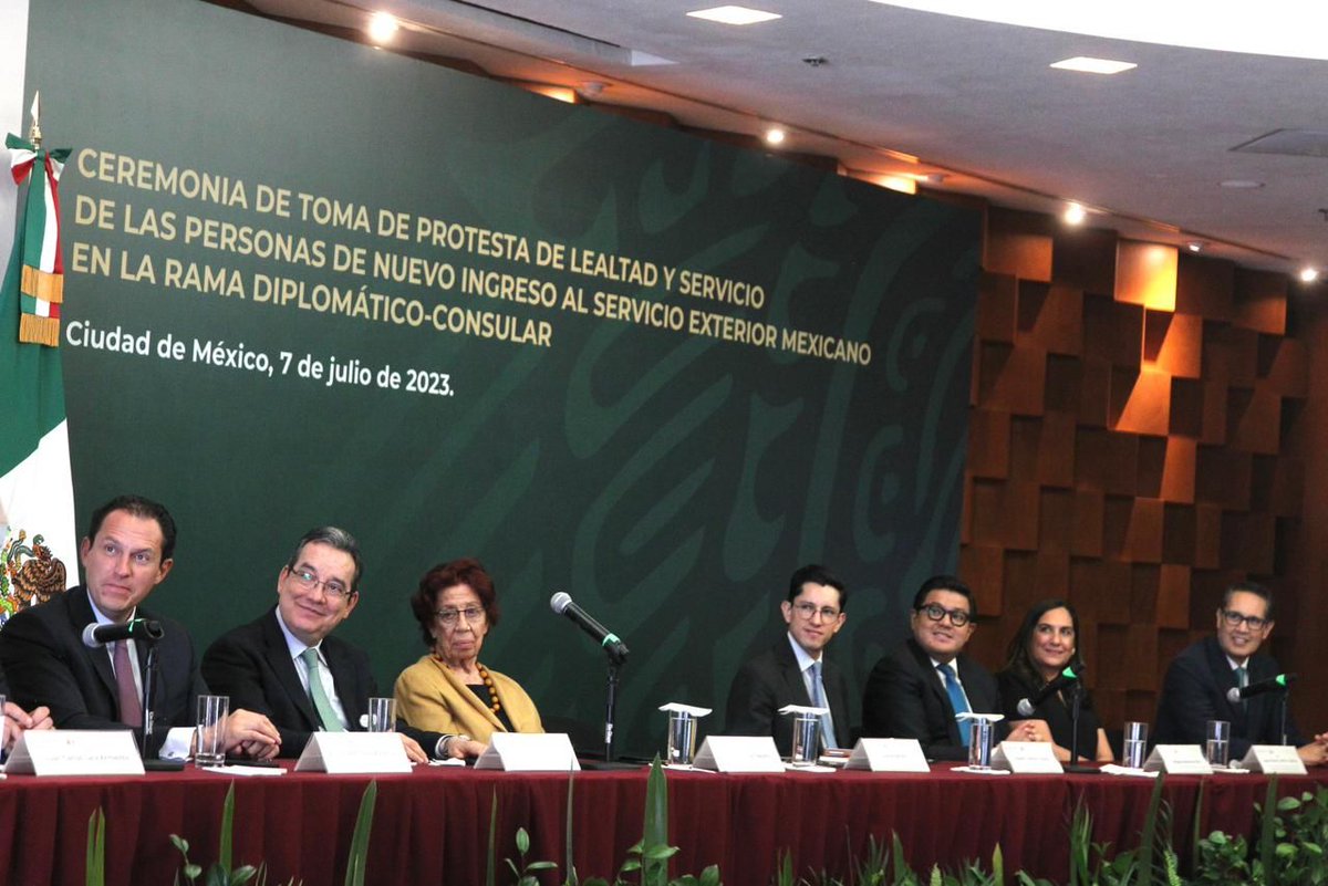 📸 Hoy, en <a href="/SRE_mx/">Relaciones Exteriores</a>, la canciller <a href="/aliciabarcena/">Alicia Bárcena</a> saludó y encabezó la toma de protesta de la nueva generación de integrantes del Servicio Exterior Mexicano (#OrgulloSEM) de la rama diplomático - consular, quienes próximamente encabezarán la defensa de los intereses de México en el