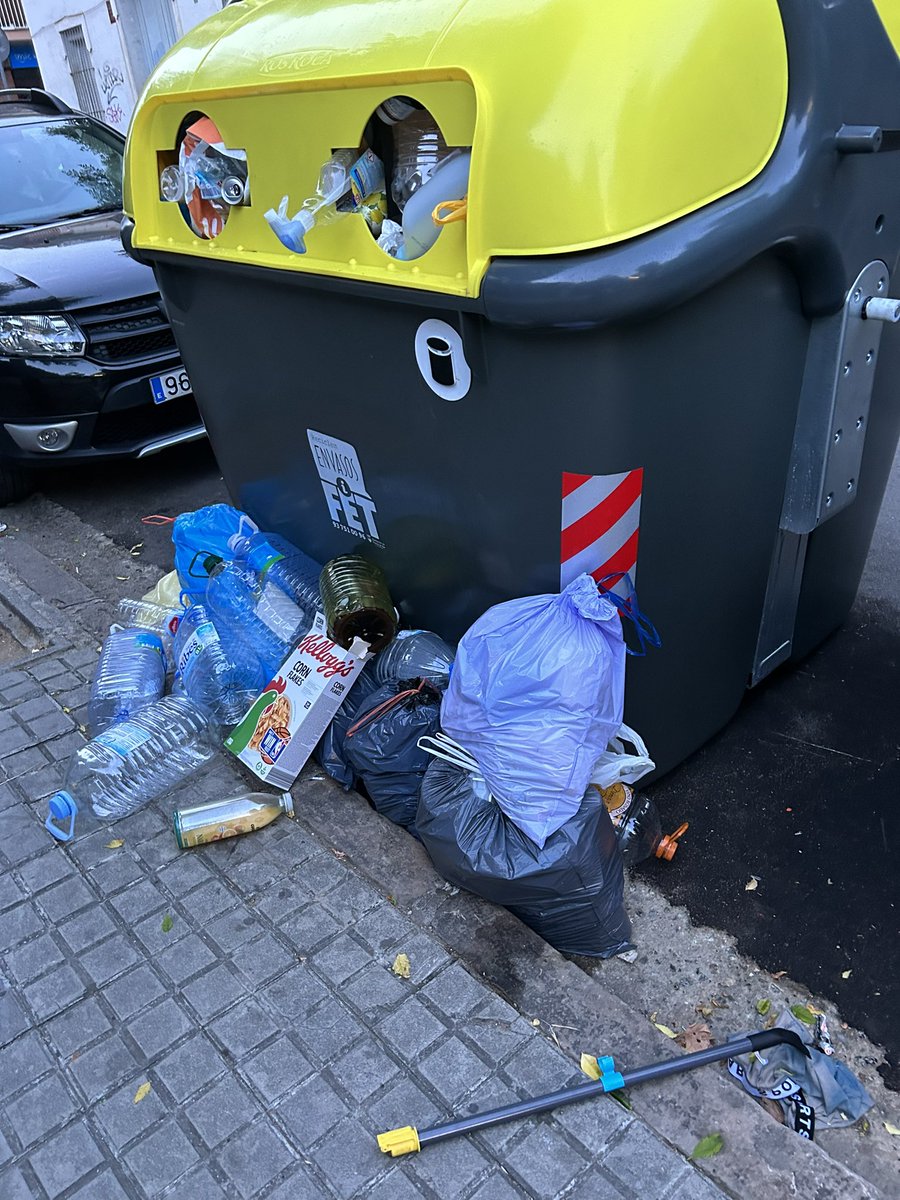 torrensen's tweet photo. Cada quan deieu que recolliu les escombreries? @ajpremiademar https://t.co/0AcNRuC1hm