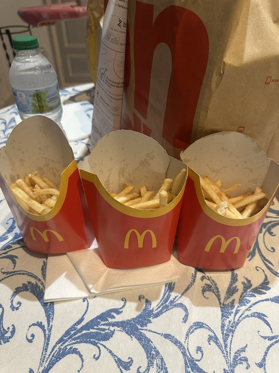 beatrizzm01_'s tweet photo. @mcdonalds_es 3 patatas grandes. 13 euros. Me parece que os estáis riendo de nosotras https://t.co/CqYHNvgYzb