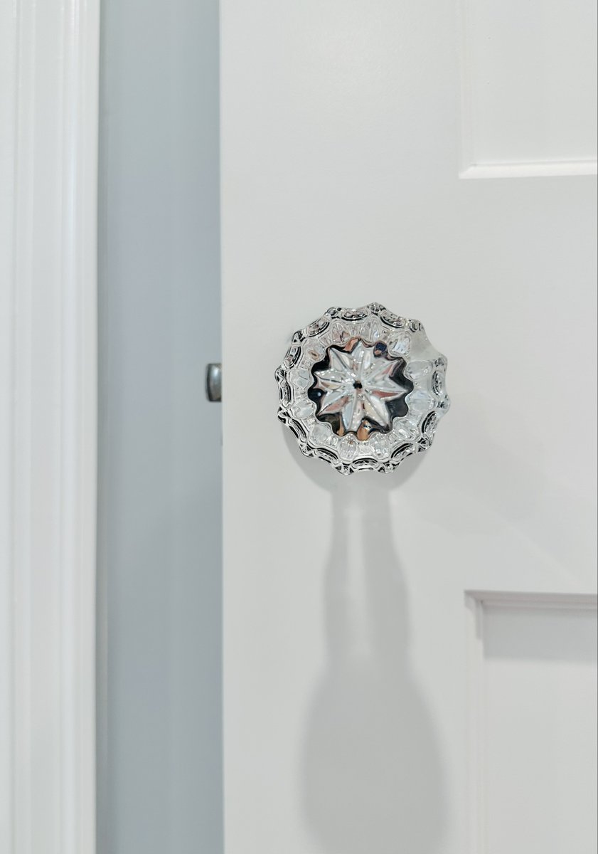 trivistausa's tweet photo. Who said details couldn't be stylish? Our Arlington clients spiced things up with unique features, including these vibrant and classy door knobs! #homedesign #colorfulhome #colorfuldesgin #homeremodel #colorful #designbuild #interiordesign #interiorstyle https://t.co/DgEtM88pYU