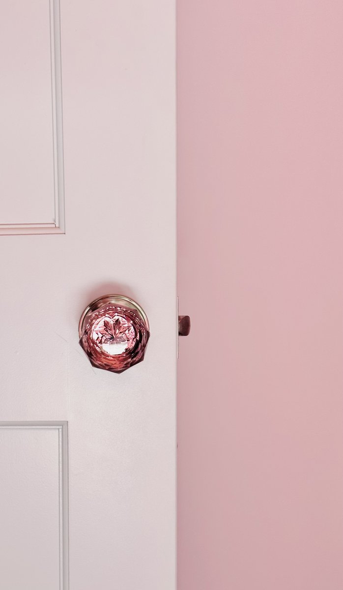 trivistausa's tweet photo. Who said details couldn't be stylish? Our Arlington clients spiced things up with unique features, including these vibrant and classy door knobs! #homedesign #colorfulhome #colorfuldesgin #homeremodel #colorful #designbuild #interiordesign #interiorstyle https://t.co/DgEtM88pYU