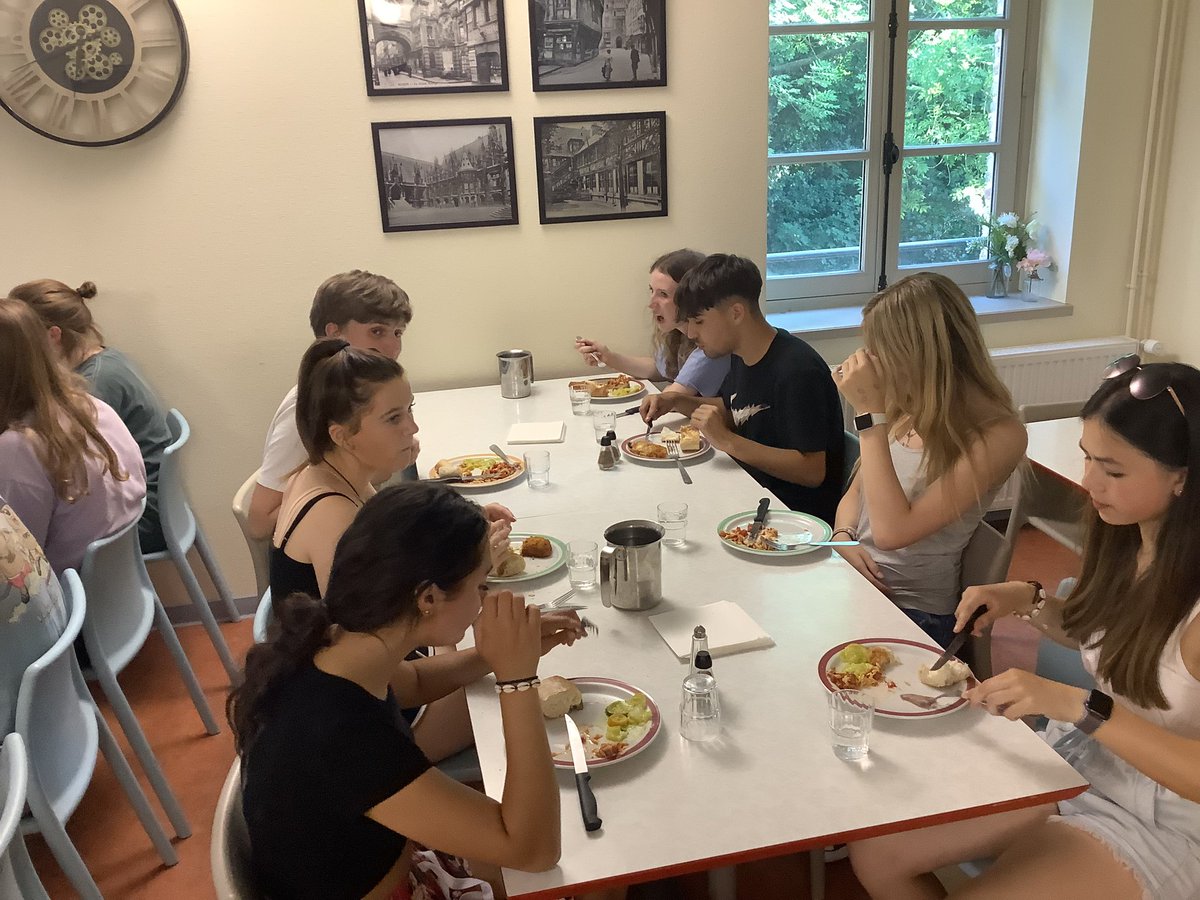 Dernier repas du soir: entrée: riz aux tomates, terrrine; plat principal: poisson, purée de pommes de terre, courgettes; fromage (chèvre) et comme dessert: tarte 😋👌🏽🥧 @sjbsurrey <a href="/sjbsurreyyear10/">@SJBYEAR10</a> #SJBYear10Rouen