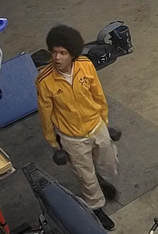 rcmpmb's tweet photo. This morning at 1:30 am, 4 suspects broke into a garage on Mondor Road, in Ile des Chenes. They stole a number of items including eight long guns (shotguns/rifles). If you recognize any of the possible suspects, call #rcmpmb at 204-433-7908 or Crimestoppers. https://t.co/d6eRCff8cs