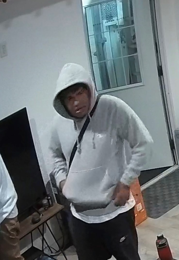 rcmpmb's tweet photo. This morning at 1:30 am, 4 suspects broke into a garage on Mondor Road, in Ile des Chenes. They stole a number of items including eight long guns (shotguns/rifles). If you recognize any of the possible suspects, call #rcmpmb at 204-433-7908 or Crimestoppers. https://t.co/d6eRCff8cs